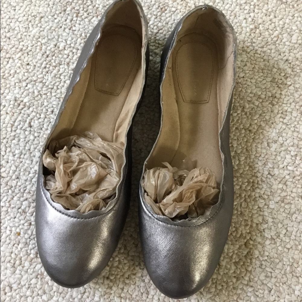 Amelia Grace ballerina flats in pale gold. Scalloped edges add a pretty touch.